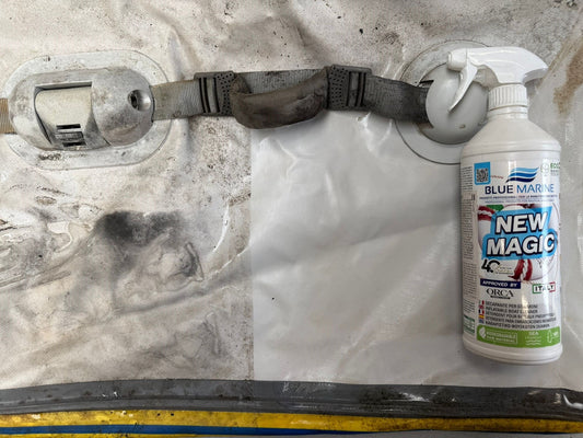 Rubberboot reinigen met Blue Marine New Magic - verwijderen van vuil en aanslag op PVC