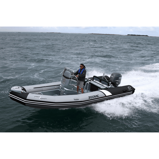 Zodiac Pro Open RIB in actie op zee, met bestuurder achter het stuur en krachtige buitenboordmotor.
