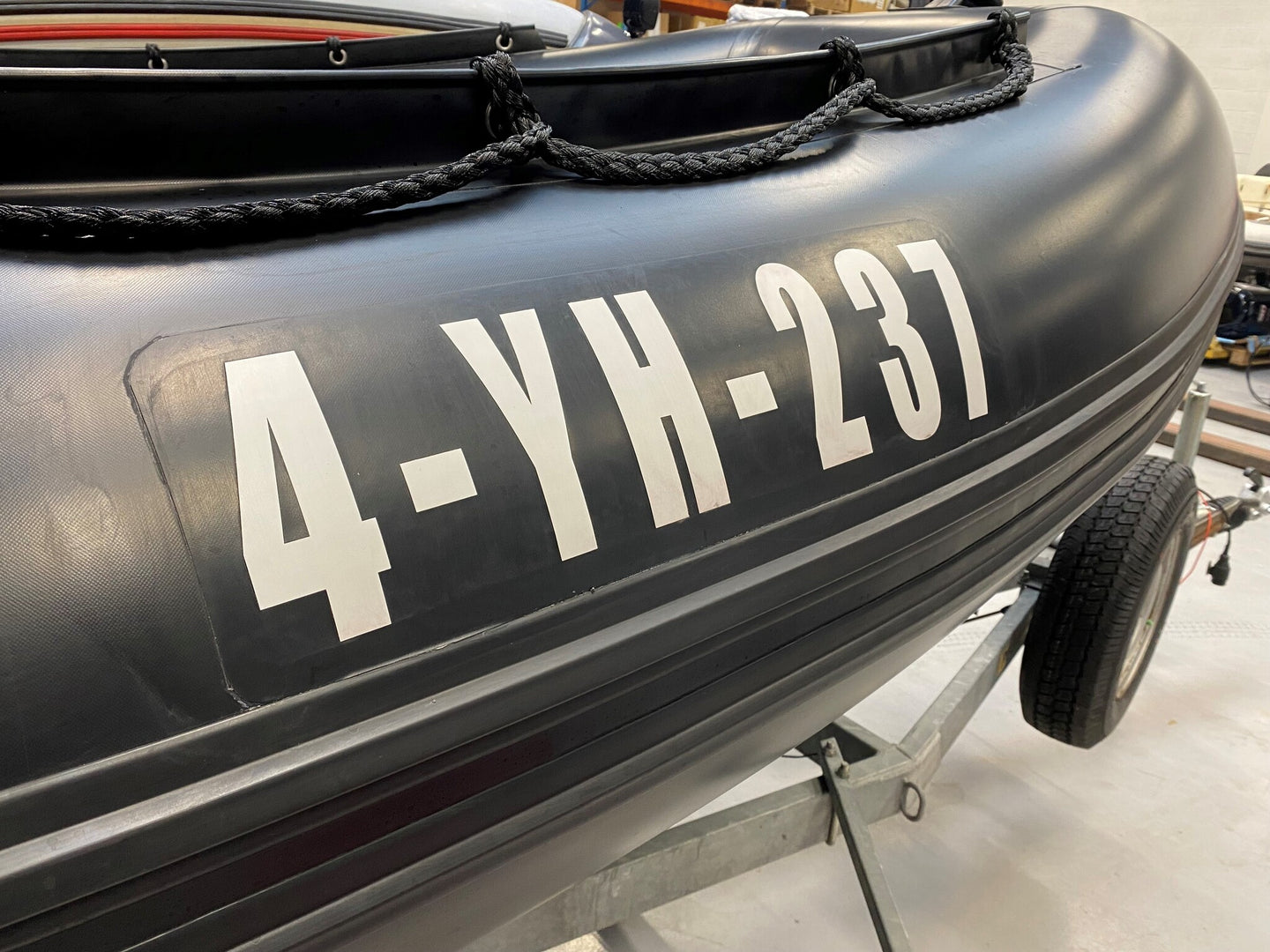 rubberboot registratieletters uitgesneden in PVC materiaal